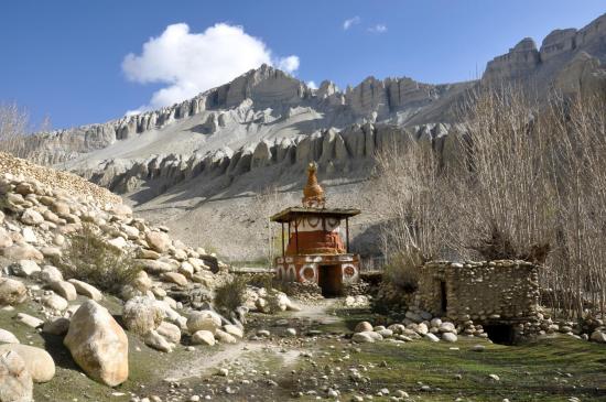 Le chorten au bord de la Tsarang khola