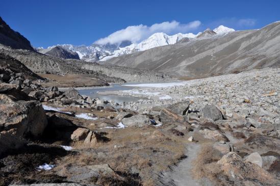 Seto pokhari (on devine au fond, cachés par les nuages, Sagarmatha et Lhotse