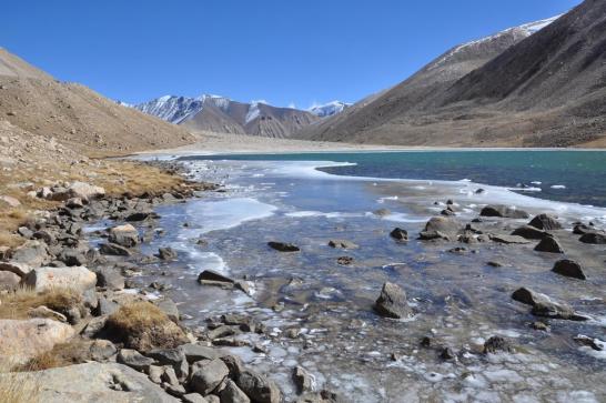 Descente vers la vallée de la Ghyun khola et passage au lac