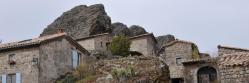 Le village d'Ajoux blotti au pied de son dyke