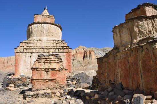 Au milieu des chortens de Ghemi au pied du Chinggel La