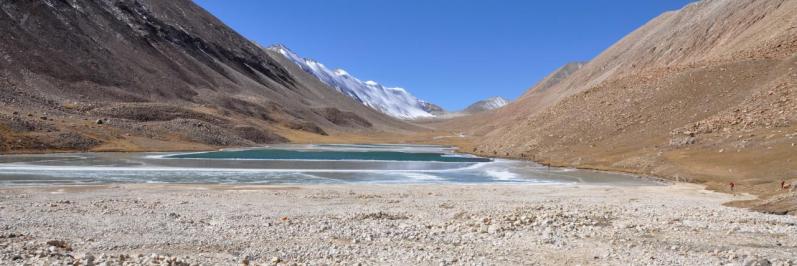 Le lac vu côté E avec le col des porteurs et des mules à droite de l'Anije Chuli.