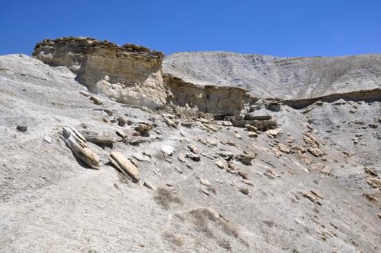 On passe sous la bergerie sur la crête avant de contourner la falaise au-dessus de la Kali Gandaki