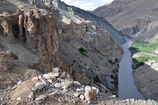 Depuis l'alignement de chortens, vue plongeante sur la gompa de Phuktal