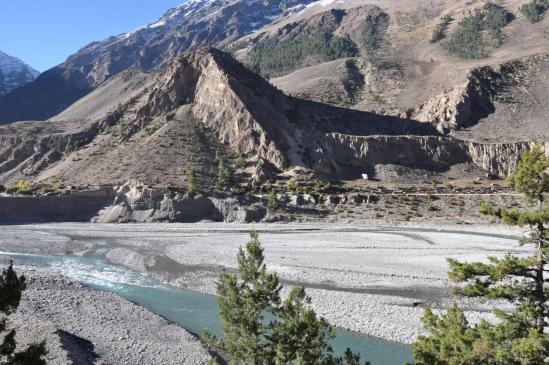 A la sortie de Kagkot, les champs au pied du vallon du Churen himal