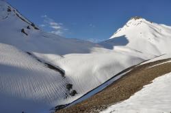 Le Pudzong La tout enneigé vu de la moraine d'en face où on a établi le camp de fortune