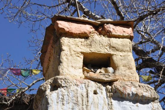 Détail d'un chorten habité de tsatsas à Ghemi