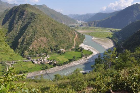 Depuis Chhap, vue plongeante sur Lubughat et la vallée de la Sun kosi