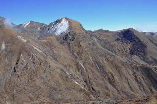 Comment on évite la descente de la Basa khola (sentier en plein milieu de la photo)