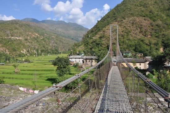 La passerelle au-dessus de la Sun kosi à Lubughat