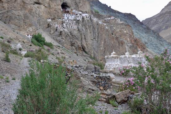 Sur la piste en construction, on ne cesse de repenser à cet endroit magique où est construite la gompa de Phuktal...