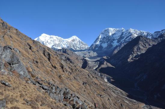 La vallée de la Dudh Kund khola vue deuis le raccourci qui rejoint Saharsbeni