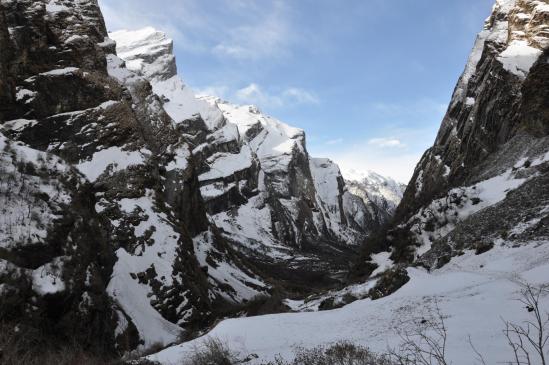 La Modi khola essaie de se frayer un passage entre les piliers du Hiunchuli et du Machhapucchre