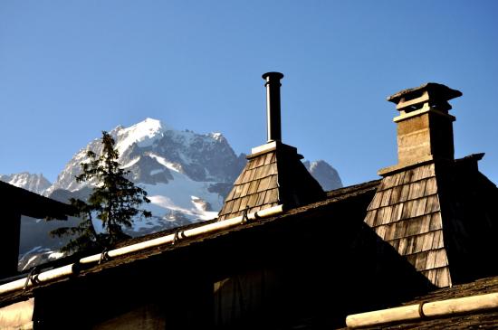 L'Aiguille Verte apparaît derrière les cheminées des maisons de Tré-le-Champ