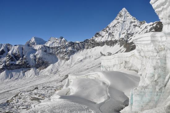 Plus impressionnant que difficile pour trouver son chemin au milieu des séracs qui défendent le col de l'Amphu Labsa...