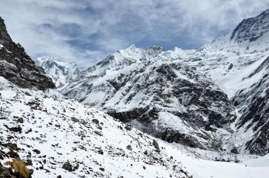 Au milieu de ces géants, le Machhapucchre BC semble si ténu...