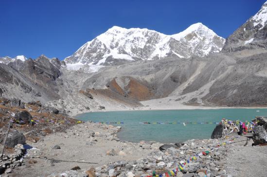 Le lac sacré de Dudh Kund (le Numbur et le Khatang sont au fond)