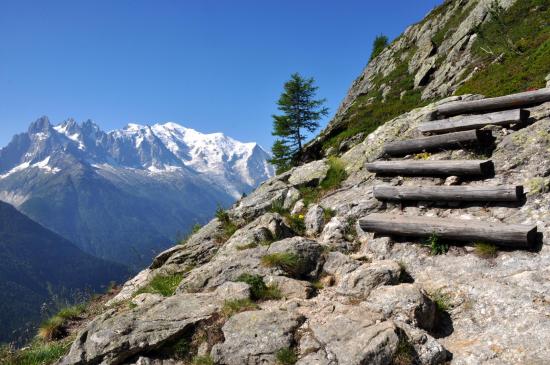 Les marches du sentier de l'Aiguillette d'Argentière (Mont-Blanc à l'horizon)