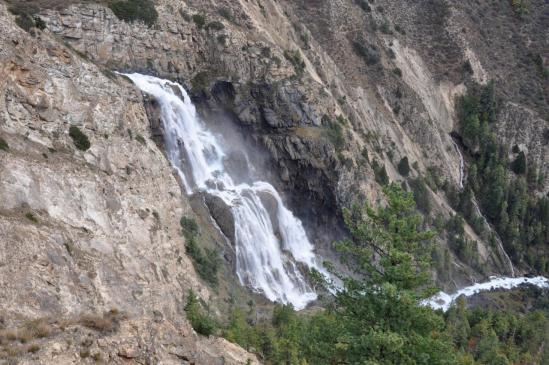 La cascade du déversoir du lac de Phoksundo