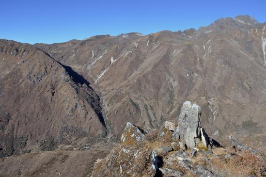 Au niveau de la séparation des sentiers (options A & B-C). A gauche de la photo, le col franchi avant-hier et le raccourci d'altitude