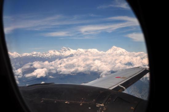 Sagarmatha, Lhotse, Baruntse et Makalu vus à travers le hublot de l'avion de Bhadrapur