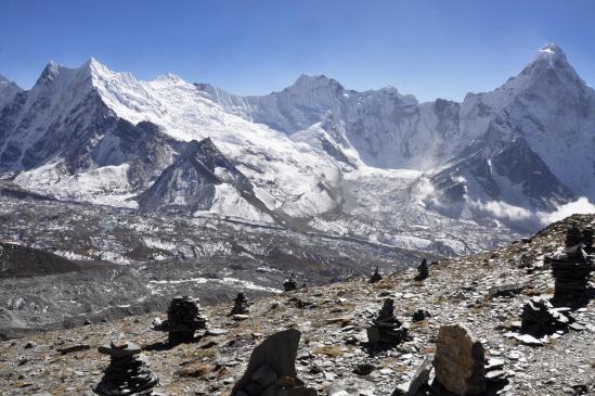 La montée au Chukhung Ri dévoile la grandeur du cirque glaciaire de l'Ombigachan et de l'Ama Dablam réunis