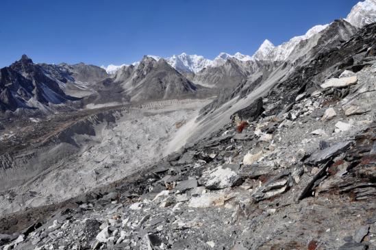 Depuis le sommet du Chukhung Ri, on domine le Nuptse glacier (noter sur la G le col du Kongma La)