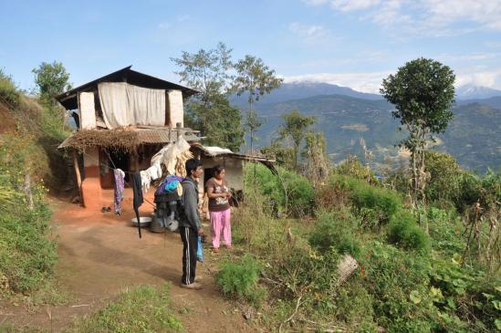 A Gothpani face à la colline de Charikot : purano bato cha ki chaina ?