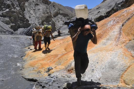 Les sources ferrugineuses de la Chuchu gompa khola