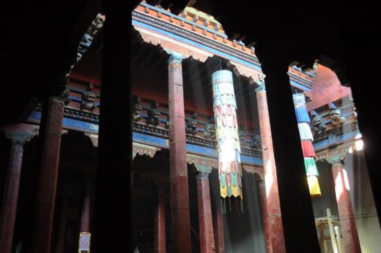 La salle de prières à l'intérieur de Thupchen gompa