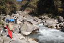 Comment construire un pont pour traverser la Lumding khola