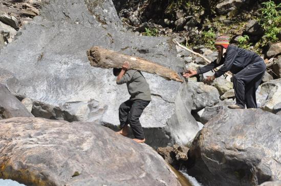 Construction d'un pont sur la Lumding khola