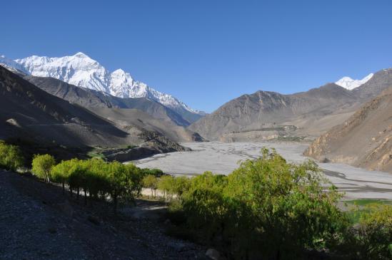 Depuis Kagbeni, vue sur la vallée de la Kali Gandaki et les Nilgiri à l'horizon