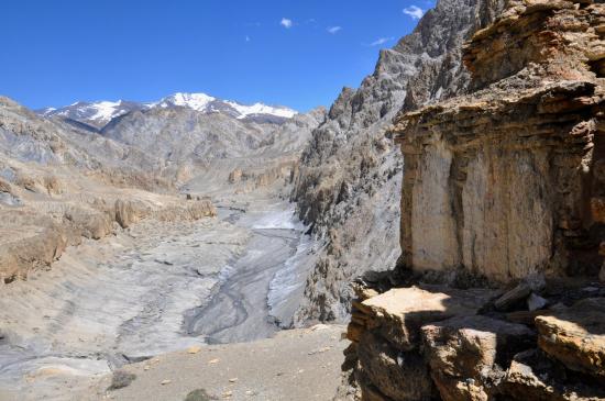 Le col aux chörtens à l'approche de Chudzong gonpa