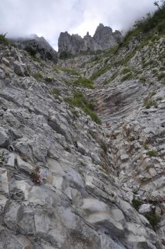 Le sentier n'est pas large sur le balcon E...