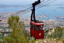 La ville de Toulon s'étale au pied du mont Faron