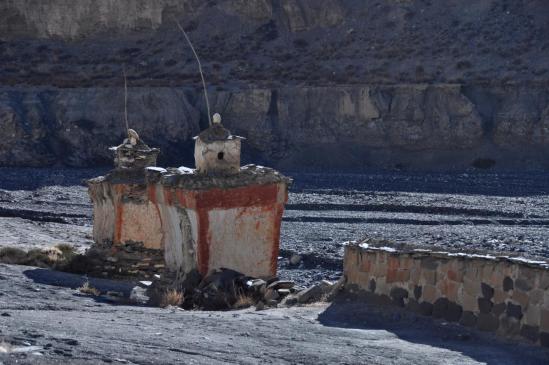 Un mur de manis au bord de la Chhuchhu gompa khola