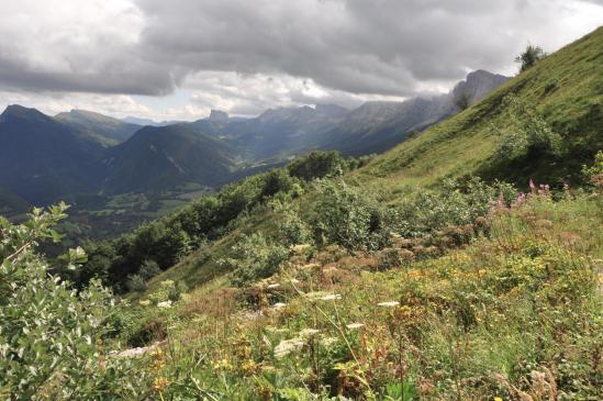 Vue arrière sur le balcon E (le Mont-Aiguille au fond)