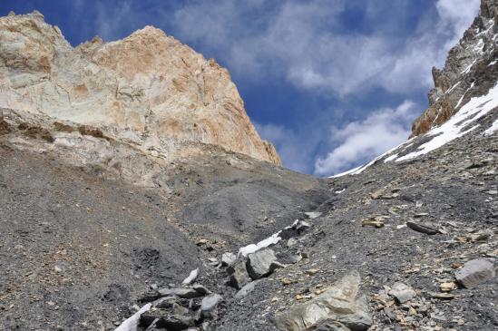 Descente dans l'éboulis de petit schiste côté W du Timti La