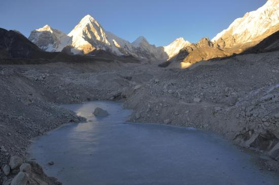 Traversée du Khumbu glacier au soleil couchant. Vite, vite...!