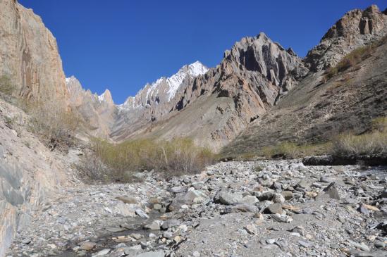 Versant W du Timti La, l'emplacement du bivouac des randonneurs en autonomie (ça pourrait être pire !)