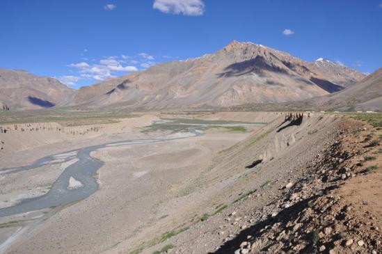 Le long de la Lingti Chu, à l'approche de Sarchu (à D le Sarchu Peak)