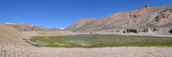 La plaine alluviale de Sarchu (Lingti Chu en face avec au fond le sommet du Khamberop, Yunam Chu à G)