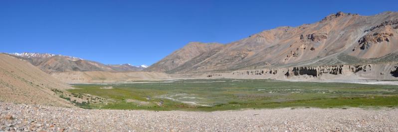 La plaine alluviale de Sarchu (Lingti Chu en face avec au fond le sommet du Khamberop, Yunam Chu à G)