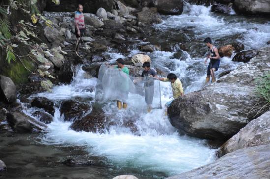 Séance de pêche dans la Phawa khola