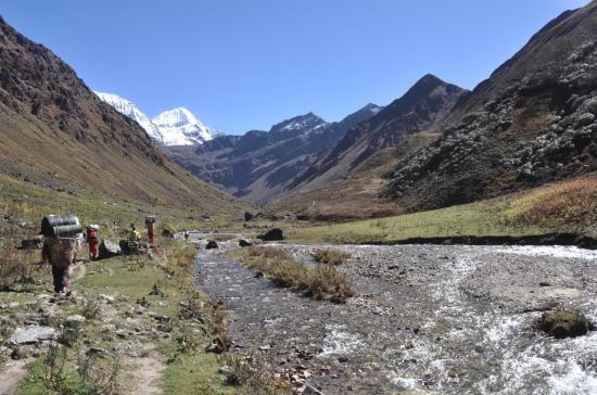 Le bucolique vallon qui conduit au Bharbhare Lagna