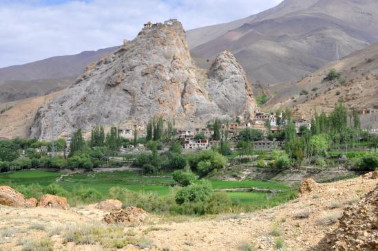 Le bourg de Mulbek et la gompa perchée sur son rocher