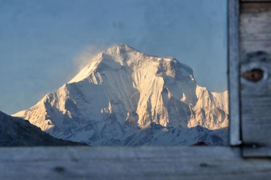 Se reflétant dans une fenêtre du refuge de Bayeli, une vision renversante du Dhaulagiri...