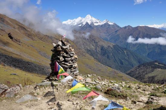 De la crête du Bharbhare Lagna, vue lointaine sur la chaîne du Kagmara Lek