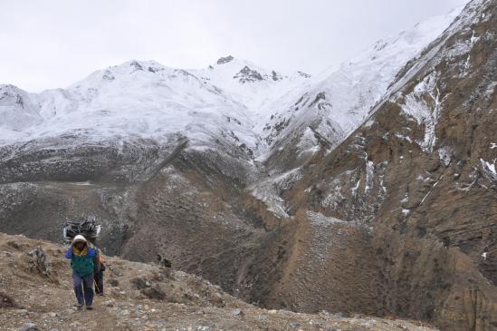 Montée au-dessus de la Narsing khola